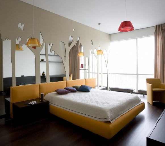 Желтая кровать вносит разнообразие в минималистичный интерьер спальни