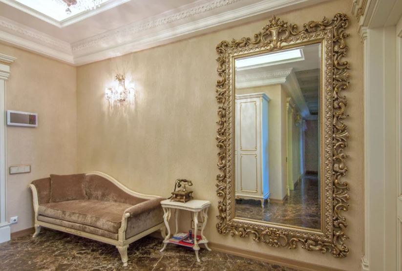 Большое зеркало для гостиной в классическом стиле