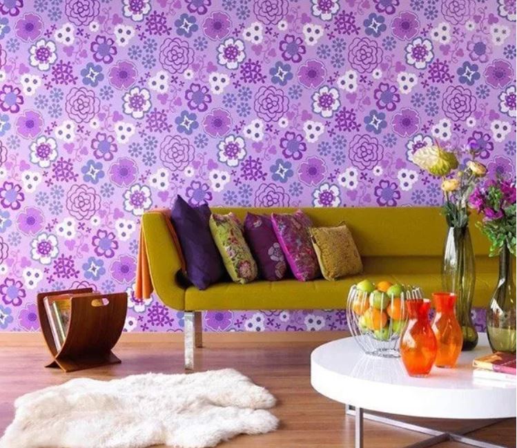 Цветочные мотивы на фиолетовых обоях в гостиной