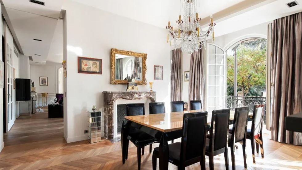 Просторная парижская квартира поделена на отдельные комнаты