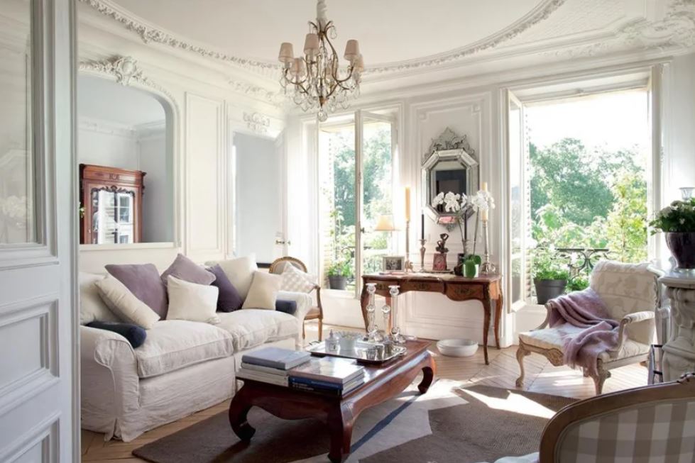 Стены и потолок украшает элегантная лепнина