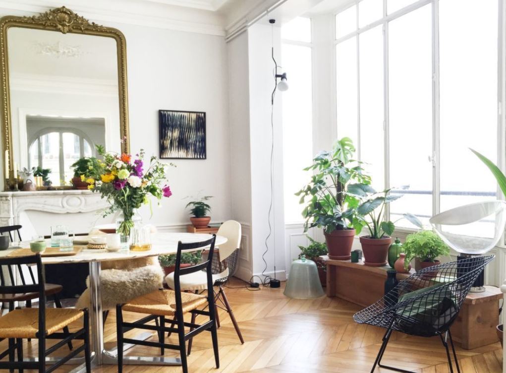 На полу – паркет- «елочка»