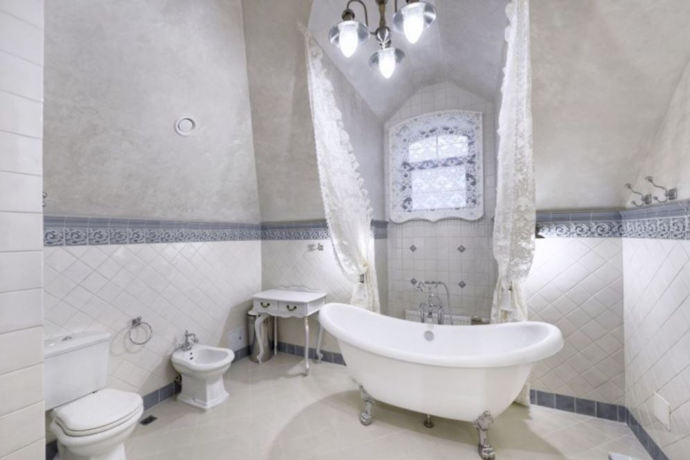 Бело-серая ванная во французском стиле