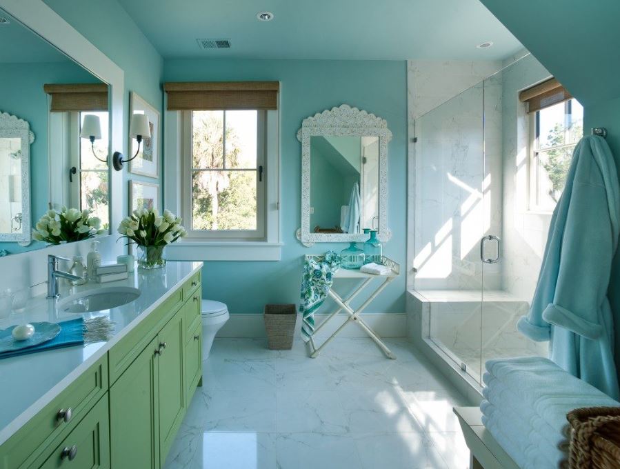 Сочетание белого и голубого в ванной