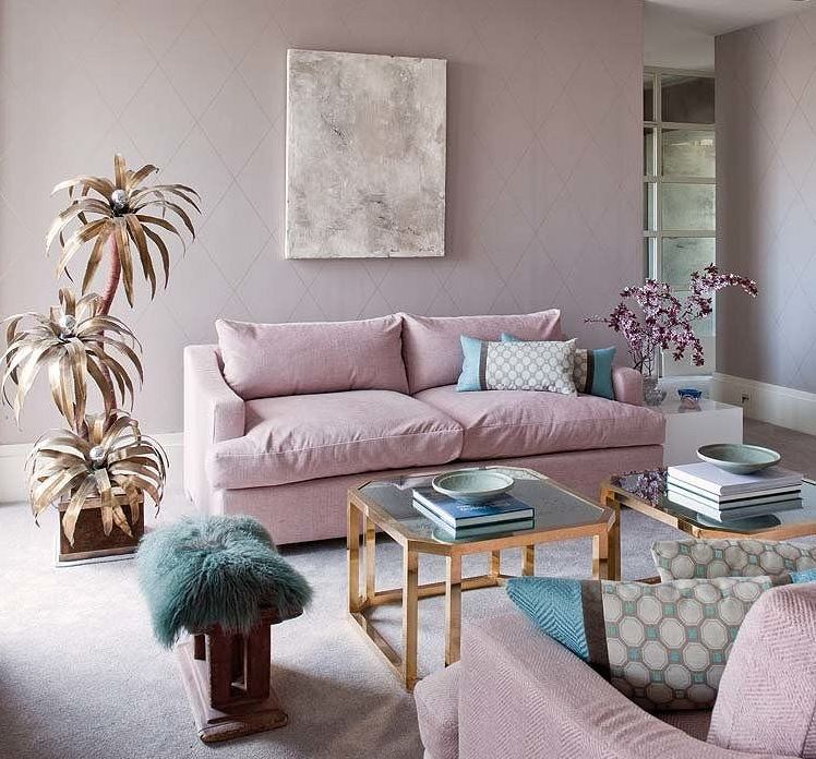 Приторность пыльно-розовой отделки гостиной уравновешивают голубые акценты