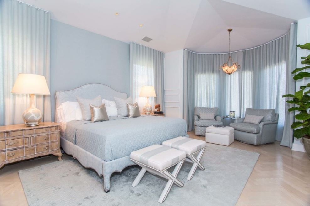 Бледно-голубой и жемчужно-серый цвет в спальне