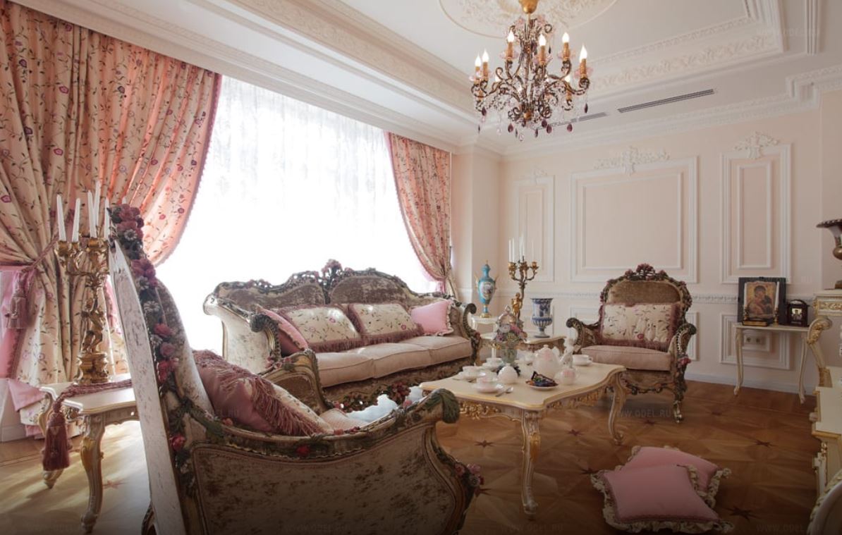 Выбирая для гостиной в стиле барокко белый потолок нужно украсить его богатой лепниной