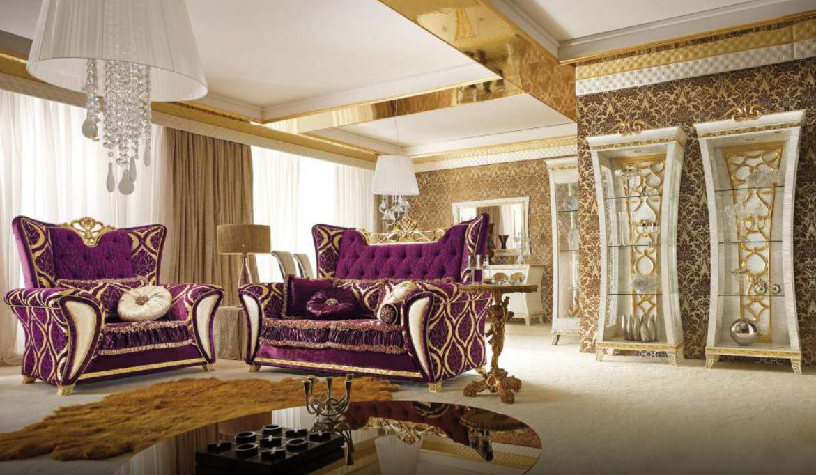 «Золотая» гостиная в стиле барокко с пурпурными диванами