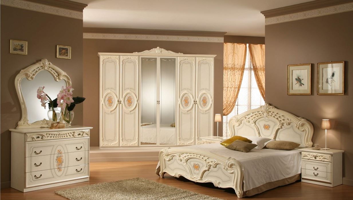 Роскошную белую спальню в классическом стиле модерн выгодно оттеняют светло-шоколадная отделка стен