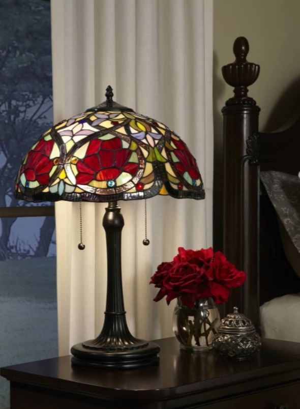 Мозаичный абажур настольной лампы украсит спальню в стиле ар-нуво