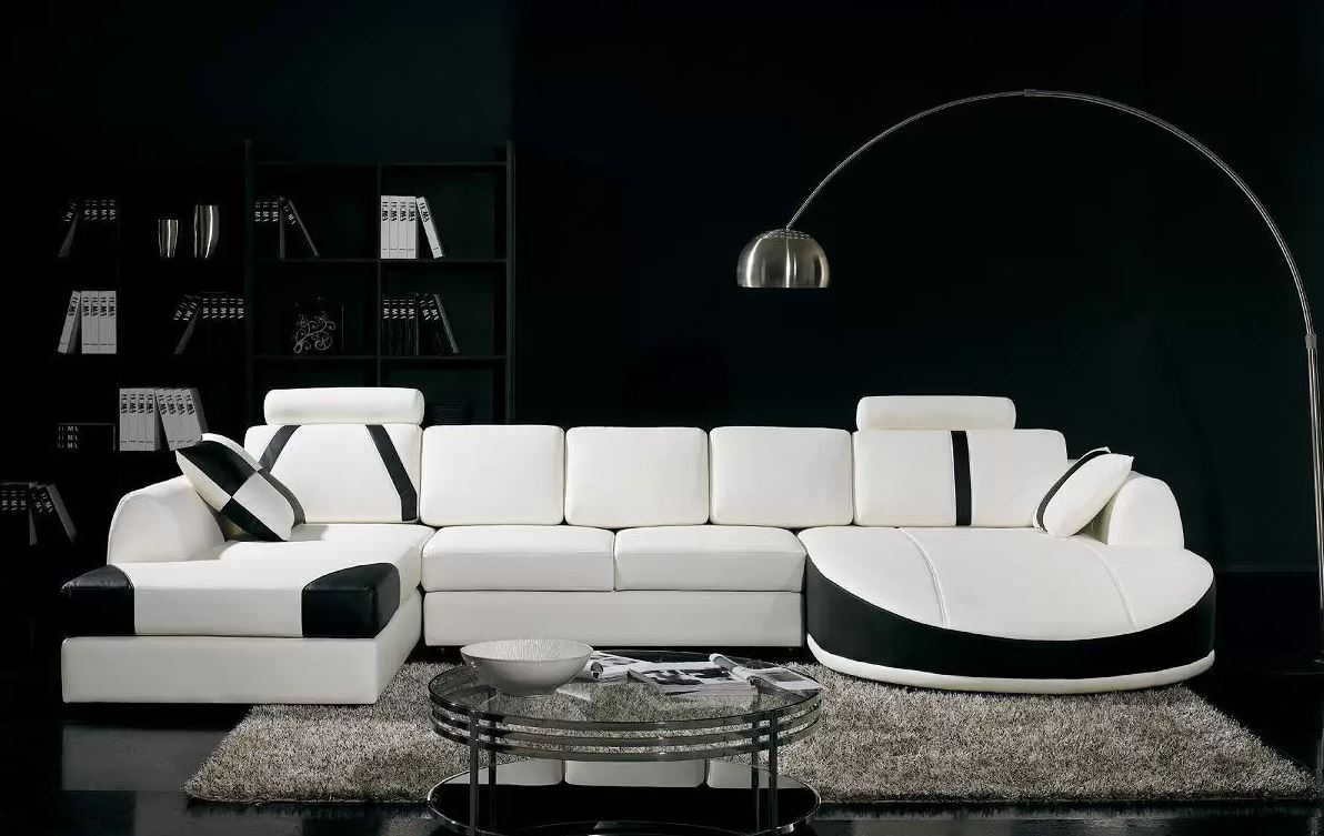 На фоне черной отделки стен и пола белый кожаный диван смотрится роскошно и вызывающе