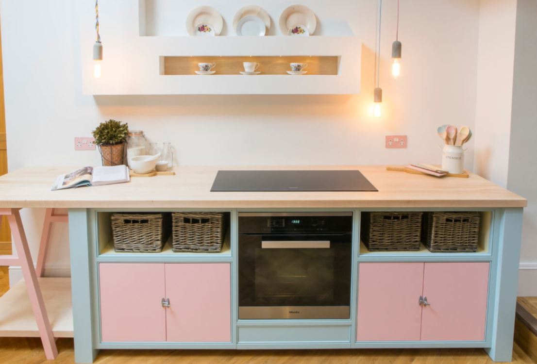 Нежные сочетания голубого и розового цвета в кухне