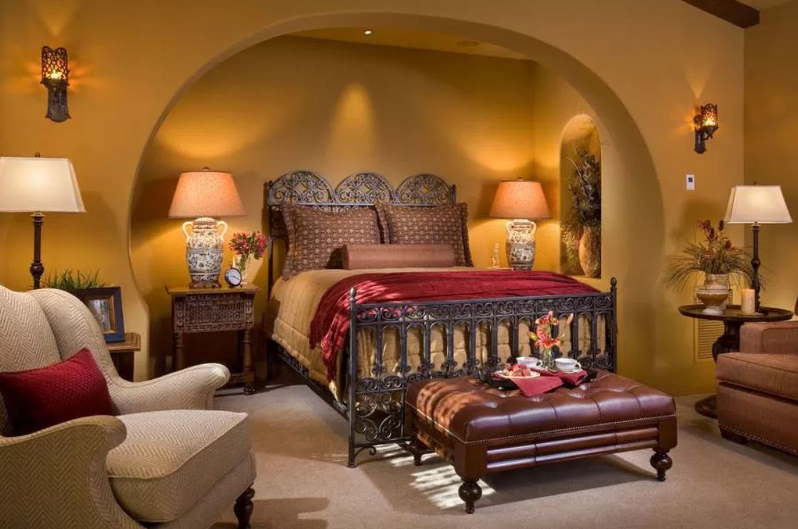 Уютная спальня в классическом испанском стиле