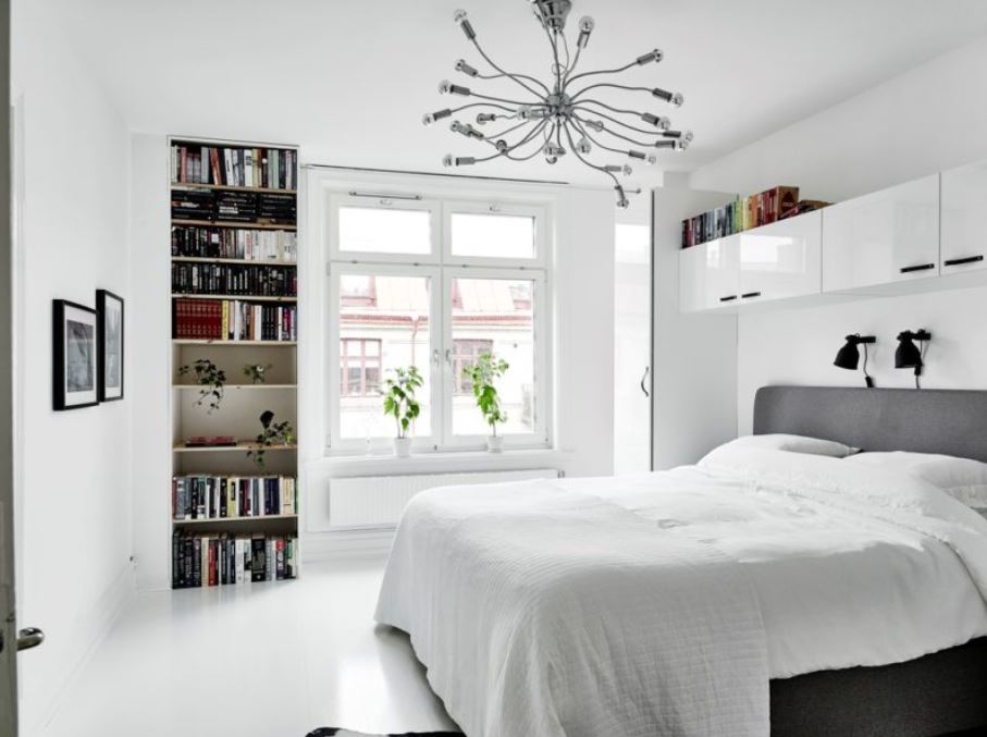 Белая спальня с черным декором