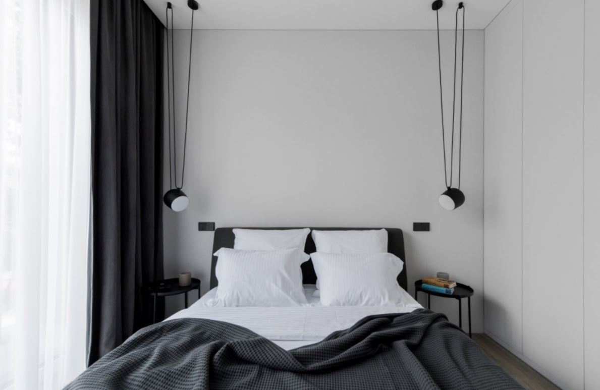 Функциональное точечное освещение в черно-белой спальне