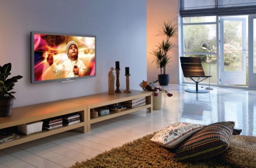 Телевизор в просторной гостиной