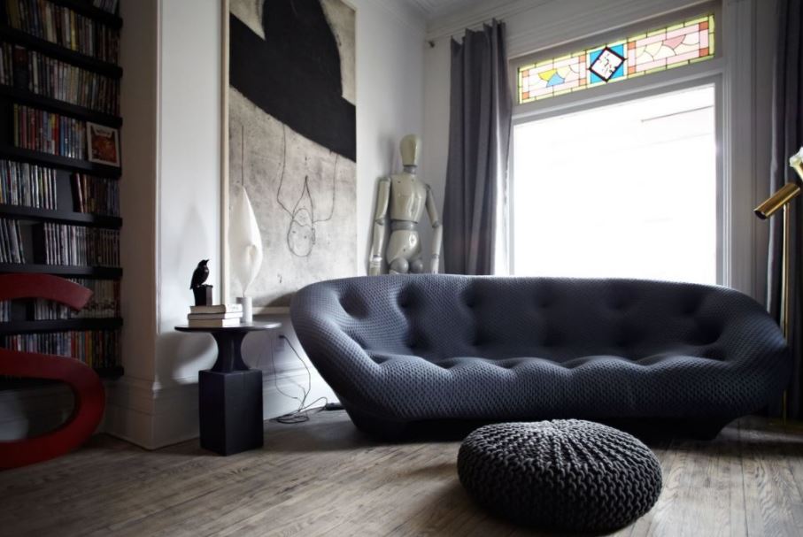 Синий диван в современной гостиной