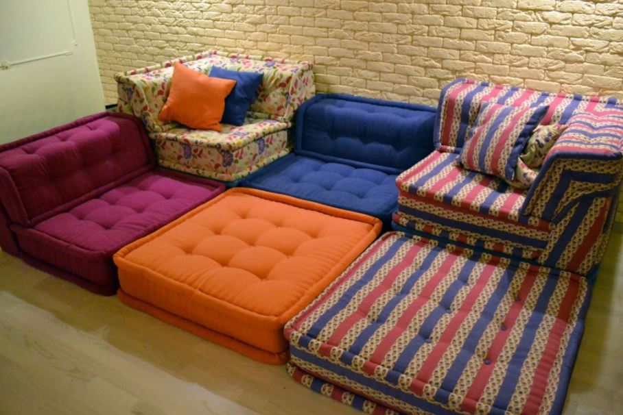 Модульный диван с разноцветными элементами