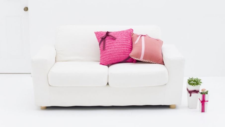 Подушка на диване – декоративный и функциональный предмет