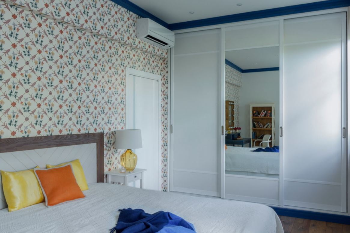 Раздвижной шкаф в спальне с зеркалом визуально расширит пространство