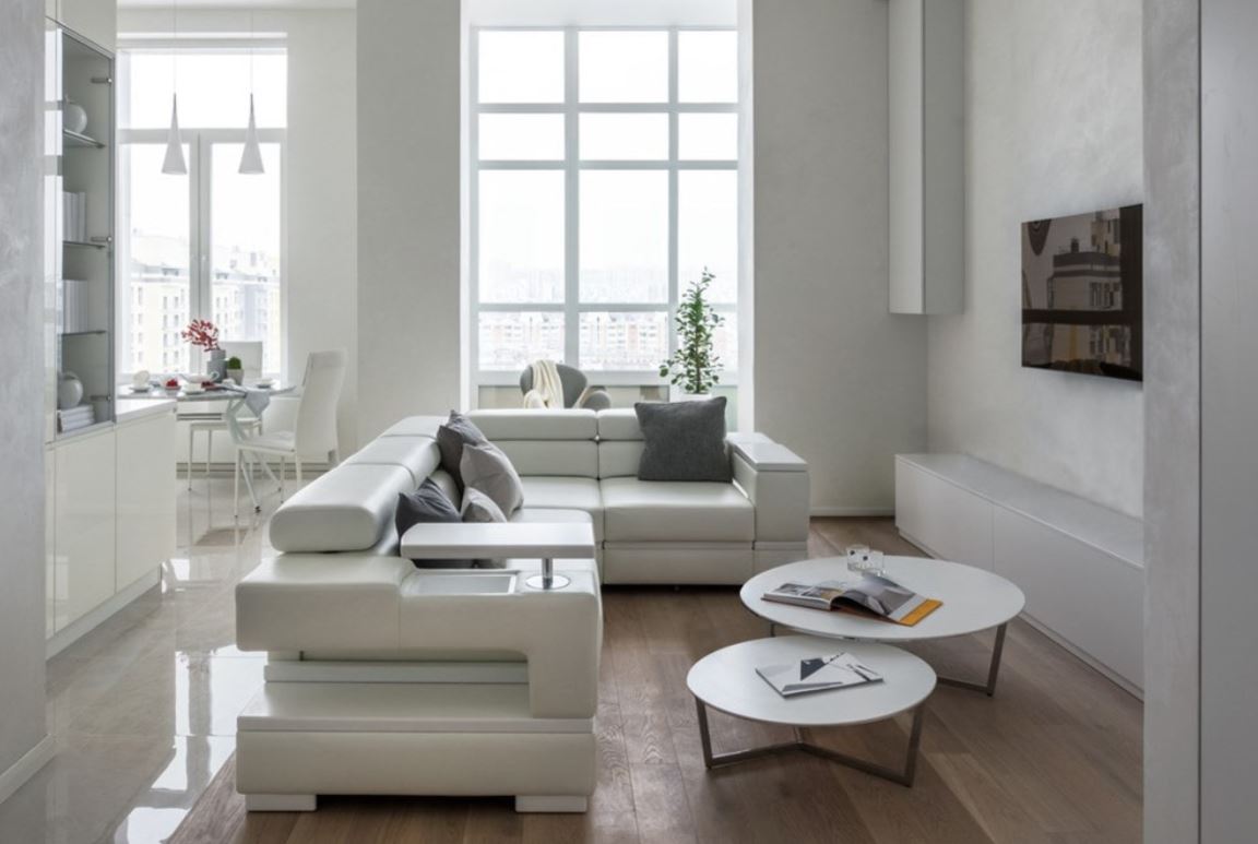 Белый угловой диван в современной гостиной