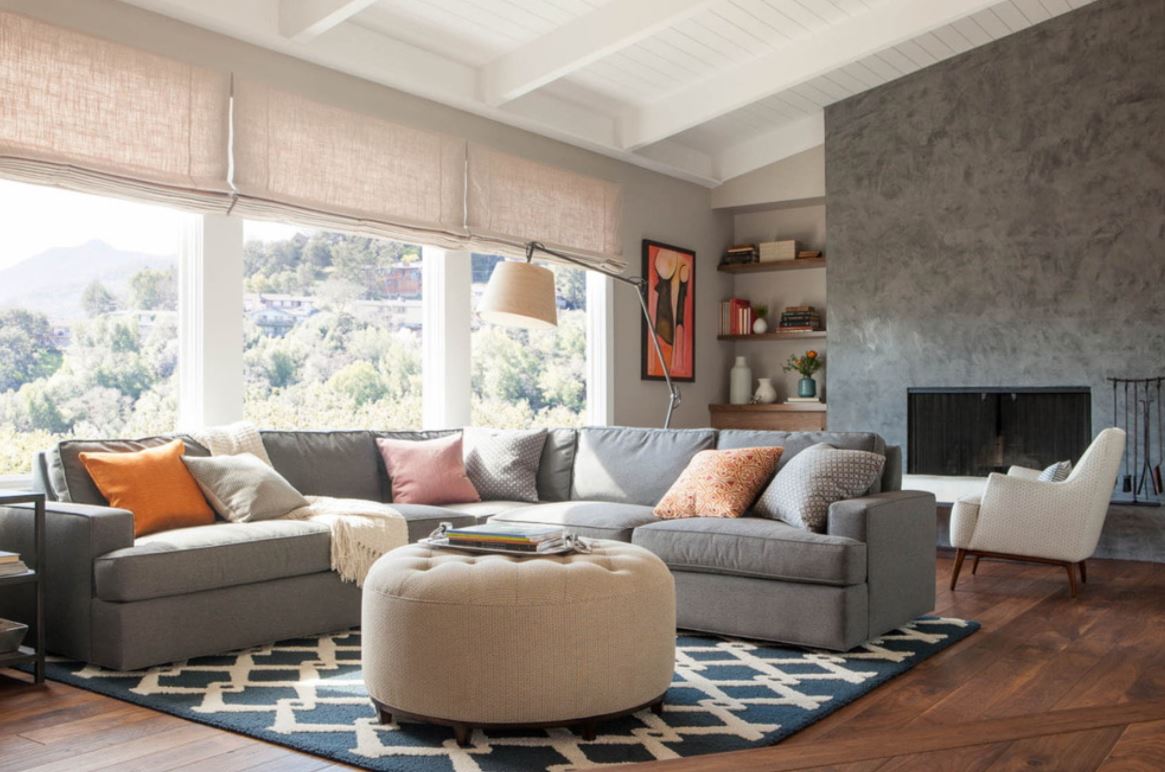 Нейтральную серую обивку дивана освежает яркий текстиль