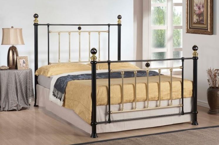 Двуспальная металлическая кровать с «шишечками»