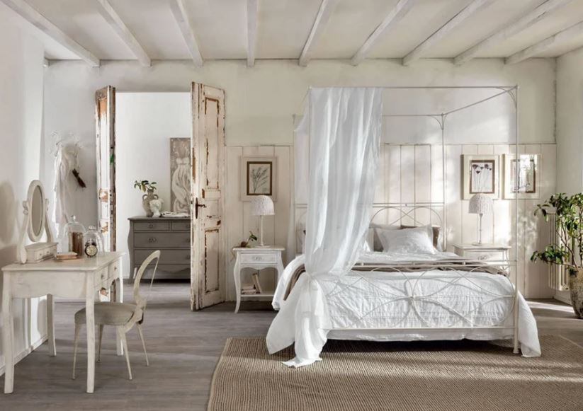 Белая металлическая кровать с балдахином