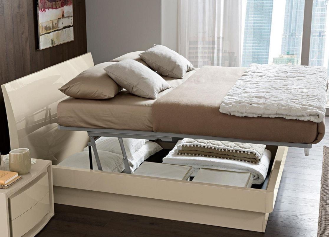 Под кроватью удобно хранить запасные одеяла и подушки