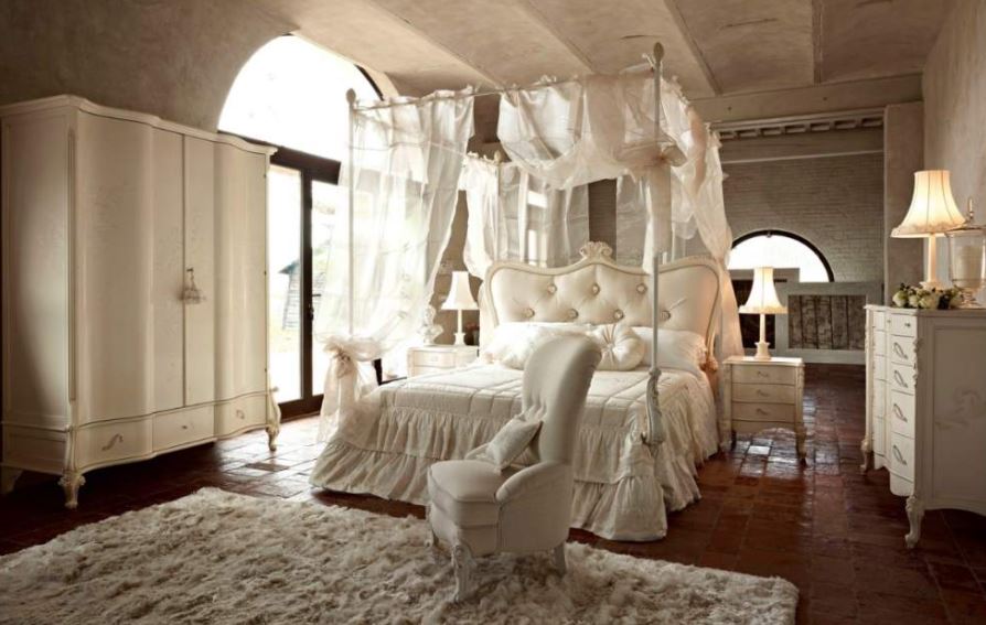 Кровать с балдахином в романтическом стиле
