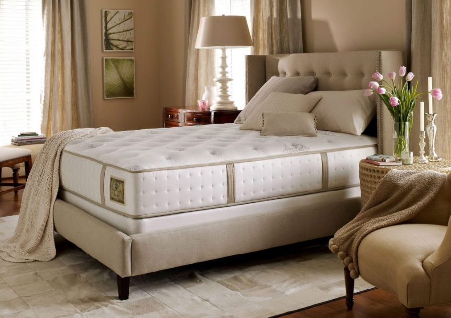 Высокая двуспальная кровать с матрасом
