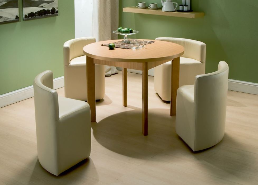 Классическую модель круглого стола дополняют оригинальные мягкие стулья, повторяющие очертания столешницы