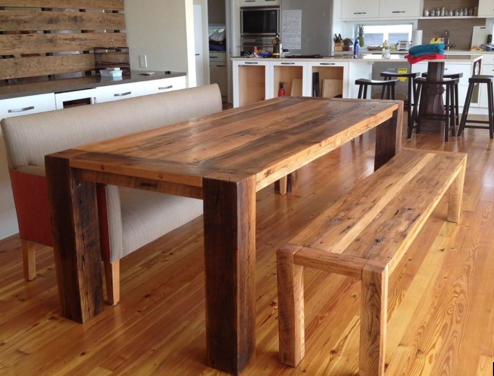 Лаконичные формы стола из натуральной древесины всегда в тренде