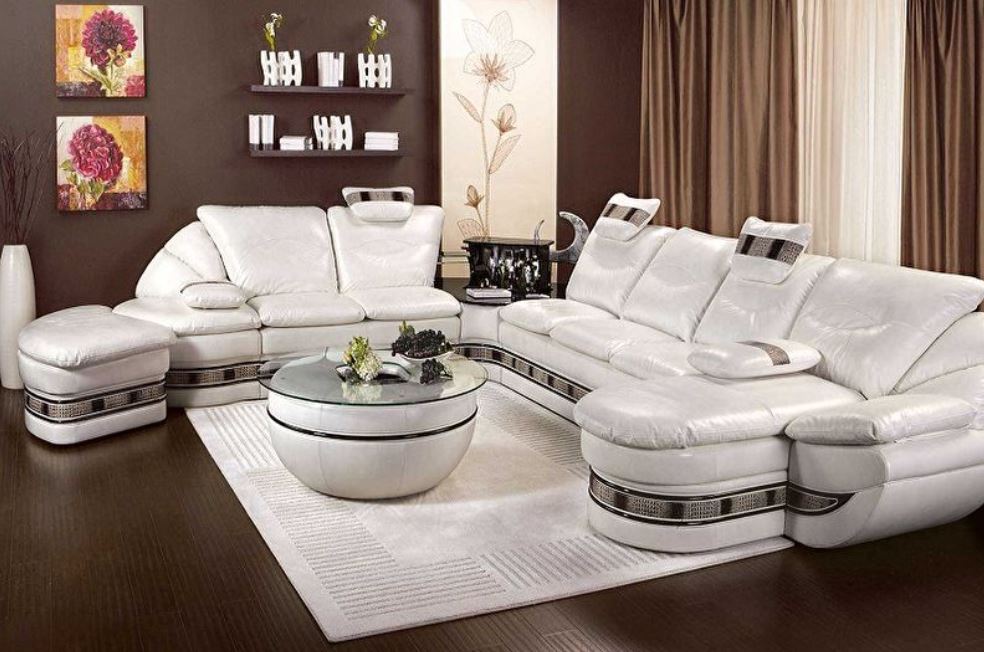 Фрагменты белого модульного дивана можно расставить углом, линейно или разделить на два отдельных объекта