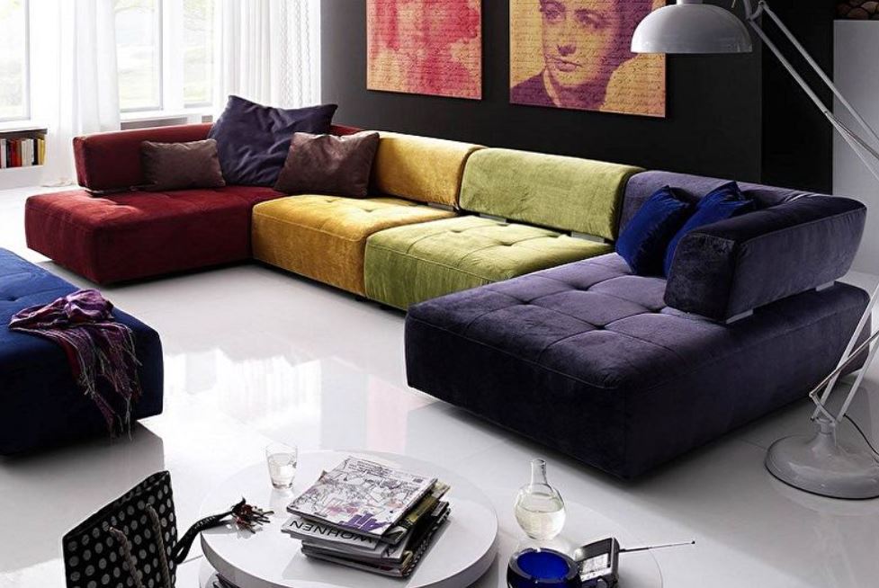 Мягкая мебель из разноцветных модулей