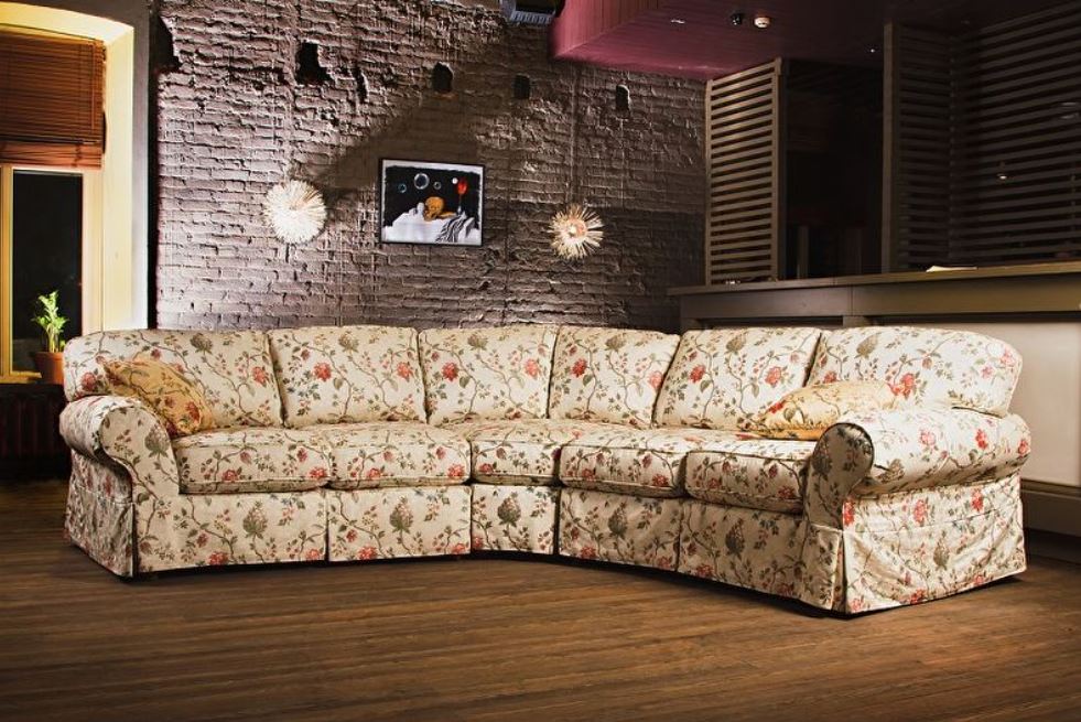 Модульный диван с обивкой в стиле прованс