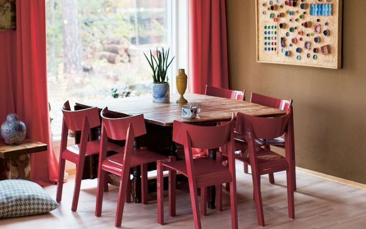 Яркое решения для кухни - красные стулья из дерева