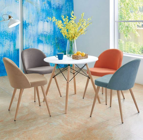Комплект разноцветных стульев в пастельных тонах