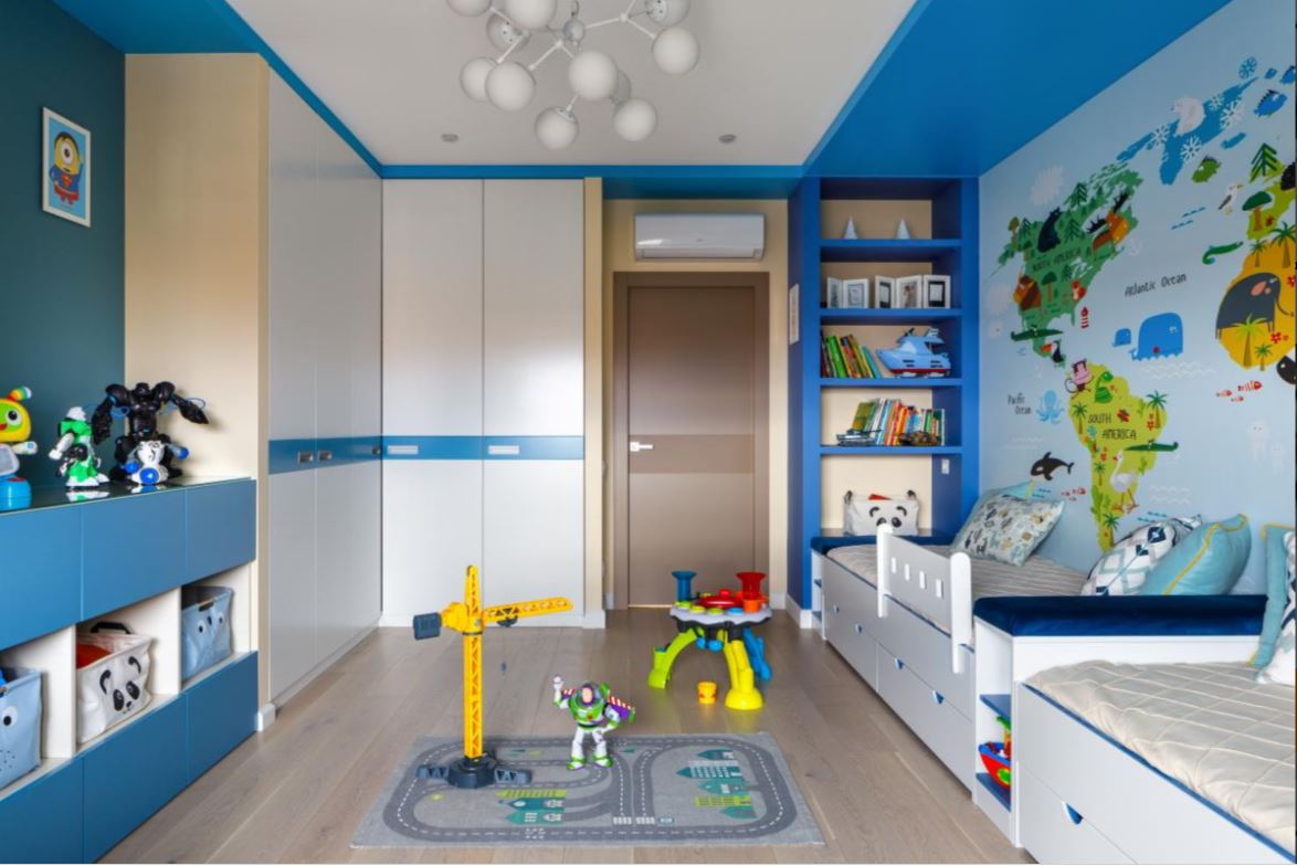 Бело-синяя мебель в детской комнате для мальчиков