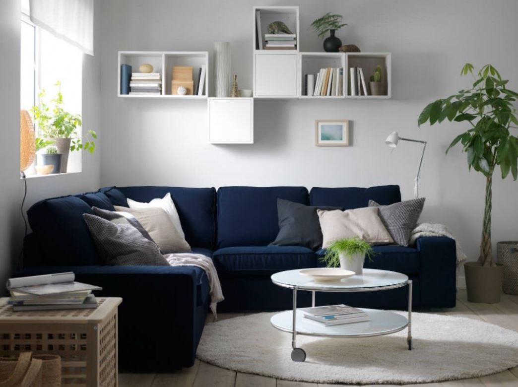 Синий угловой диван для маленькой гостиной
