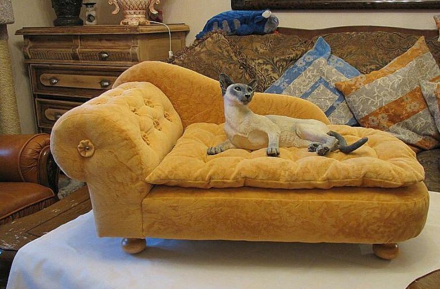 Если в доме живут кошки или собаки выбирайте мягкую мебель с обивкой «антикоготь»