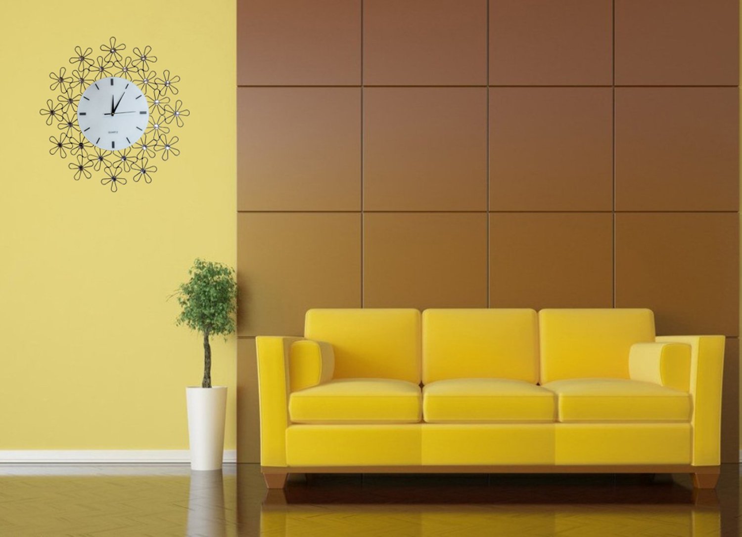 Желтый диван на фоне позолоченного декора смотрится очень богато