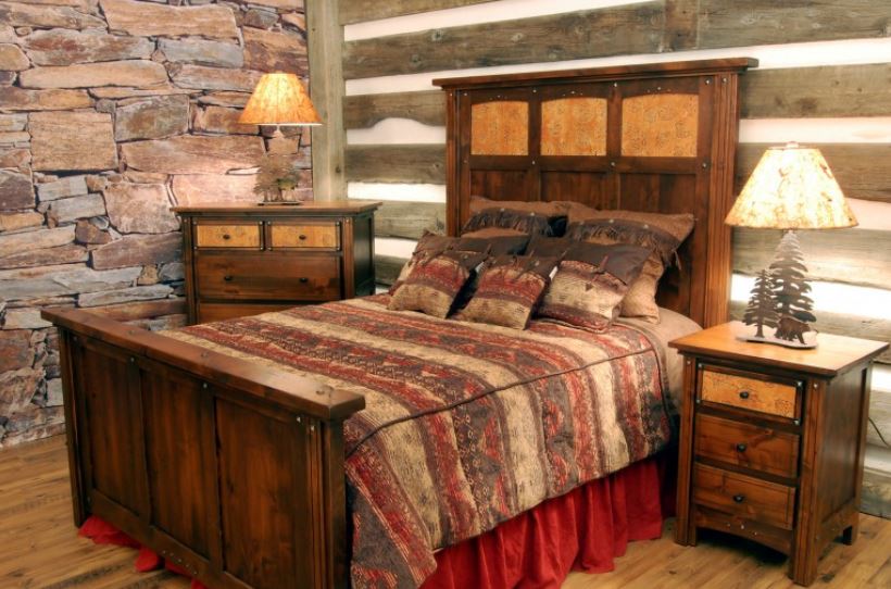Спальня с отделкой камнем и древесиной