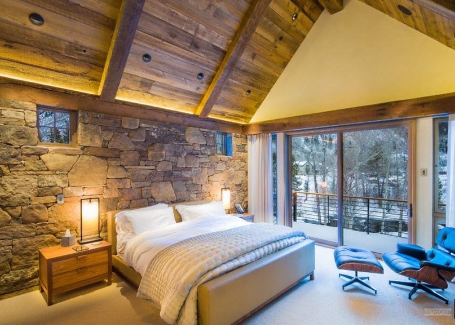 Уютная спальня со сводчатым потолком