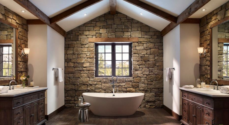 Необработанный камень, белоснежные стены и мебель темного дерева отлично гармонируют в обстановке загородной ванной комнаты
