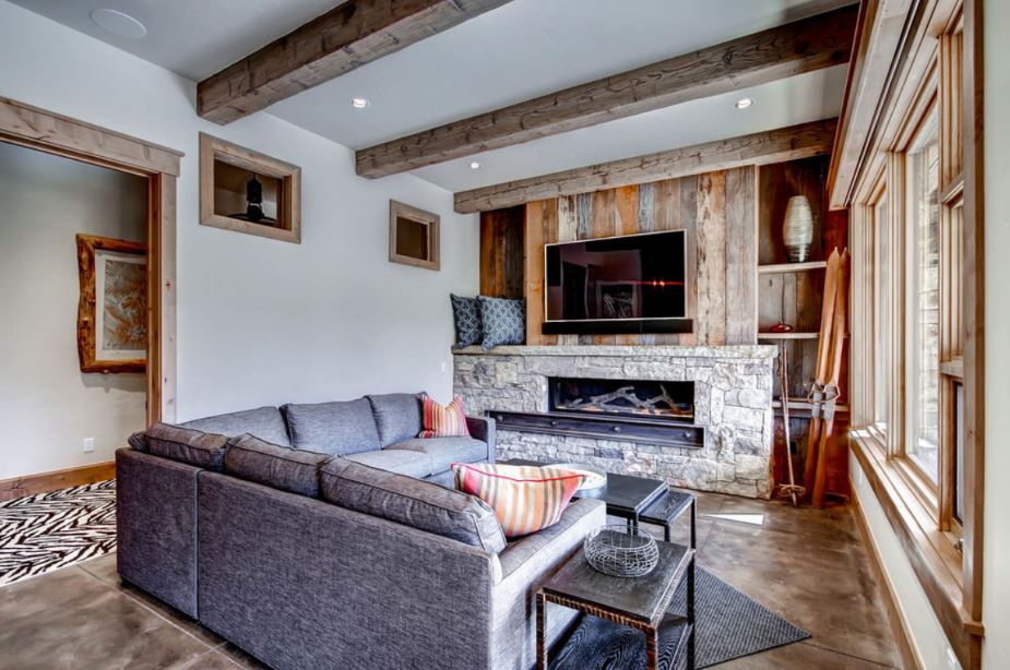Уютная гостиная с камином и деревянными балками