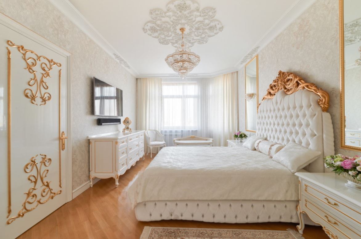 Мебель для спальни в классическом стиле в светлых тонах