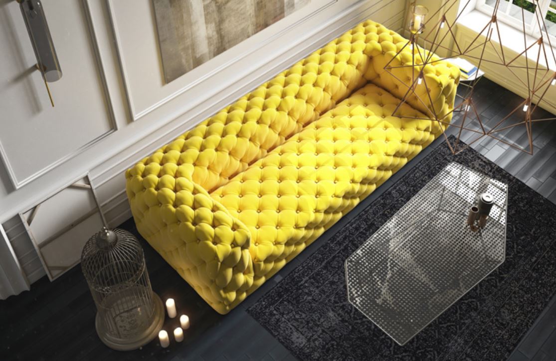 Черный ковер в гостиной с желтым диваном