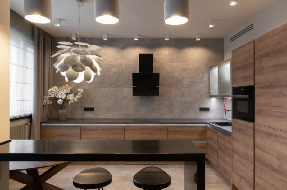Многоплановое освещение в кухне-столовой в стиле модерн