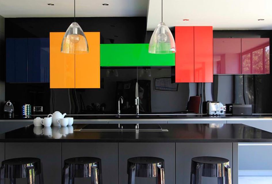 Черный интерьер кухни оживляют навесные шкафчики разного цвета, размера и формы